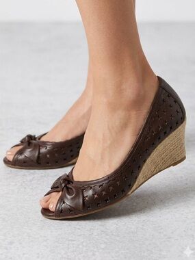 Vintage AEROSOLES Dark Brown Eyelet Bow Wedge Women's 8.5M